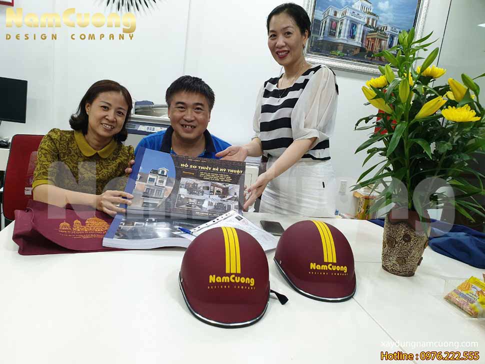 Chị Phạm Bích Ngọc - PGĐ công ty Nam Cường trao hồ sơ thiết kế nhà ống tân cổ điển cho vợ chồng anh Hưng